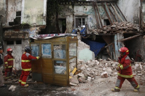 El segundo nivel de una vivienda ubicada en la calle de Mario Molina entre Madero y 5 de Mayo en el centro histórico de Veracruz, colaps ó debido a las fuertes lluvias y a la falta de mantenimiento del edificio. Bomberos y Protección Civil municipal acudieron al sitio en donde rescataron a una persona que dormía al interior del inmueble. La persona resultó ilesa.