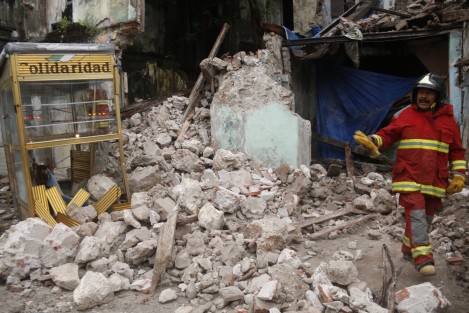 El segundo nivel de una vivienda ubicada en la calle de Mario Molina entre Madero y 5 de Mayo en el centro histórico de Veracruz, colaps ó debido a las fuertes lluvias y a la falta de mantenimiento del edificio. Bomberos y Protección Civil municipal acudieron al sitio en donde rescataron a una persona que dormía al interior del inmueble. La persona resultó ilesa.