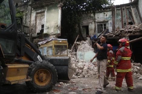 El segundo nivel de una vivienda ubicada en la calle de Mario Molina entre Madero y 5 de Mayo en el centro histórico de Veracruz, colaps ó debido a las fuertes lluvias y a la falta de mantenimiento del edificio. Bomberos y Protección Civil municipal acudieron al sitio en donde rescataron a una persona que dormía al interior del inmueble. La persona resultó ilesa.