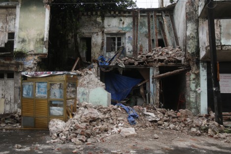 El segundo nivel de una vivienda ubicada en la calle de Mario Molina entre Madero y 5 de Mayo en el centro histórico de Veracruz, colaps ó debido a las fuertes lluvias y a la falta de mantenimiento del edificio. Bomberos y Protección Civil municipal acudieron al sitio en donde rescataron a una persona que dormía al interior del inmueble. La persona resultó ilesa.