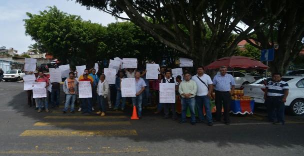 Como ocurría en comparecencias de su antecesor, algunos sectores se manifestaron en apoyo al Secretario de Seguridad Pública. Lo curioso es que a unos días de que taxistas de SOPAVER se manifestaran inconformes contra Tránsito del Estado, ahora un sector de los mismos le echan porras el titular de la SSP.  