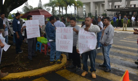 Como ocurría en comparecencias de su antecesor, algunos sectores se manifestaron en apoyo al Secretario de Seguridad Pública. Lo curioso es que a unos días de que taxistas de SOPAVER se manifestaran inconformes contra Tránsito del Estado, ahora un sector de los mismos le echan porras el titular de la SSP.  