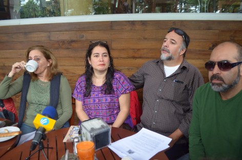 El Colectivo en Defensa de la UV en conferencia de prensa hizo un llamado a los aspirantes a Rector ,así como a la comunidad estudiantil y académicos a manifestarse en próximo jueves 20 de julio en el Congreso del Estado exigir a los diputados se apruebe la autonomía financiera de la Universidad Veracruzana, promesa del gobernador Miguel Ángel Yunes.
