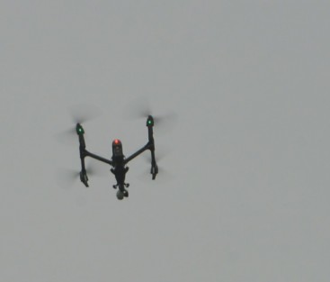 Drones vuelan sobre las inmediaciones del Palacio Legislativo mientras el titular de la SSP comparece. Téllez Marié no dio el número de estos aparatos en funciones, pero al parecer son suficientes como para ocupar algunos en la seguridad del secretario de Seguridad Pública durante su estancia en el Palacio Legislativo.  