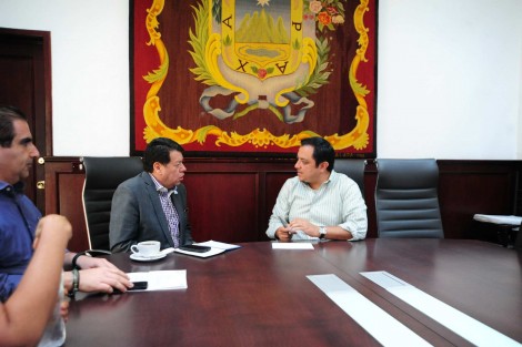 El alcalde Américo Zúñiga Martínez se reunió con el Presidente de la Cámara Nacional de la Industria de Transformación (Canacinta) Delegación Xalapa, Juan Manuel García González, para discutir temas de desarrollo económico y conocer los resultados del Primer Foro de Seguridad Ciudadana. En la mesa de trabajo estuvieron presentes el Director de Desarrollo Económico, José Murad Loutfe Hetty, y la Subdirectora de Comercio, Clorinda Ferral Ferrando.


