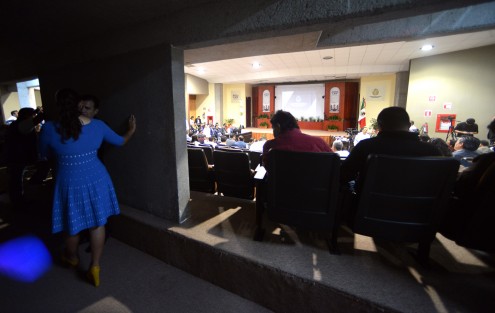 La diputada CInthya Lobato ya no se halla sentada en los eventos legislativos y en cuanto puede se traslada a los pasillos, tallo hizo durante la comparecencia del Secretario de Seguridad Pública. 
