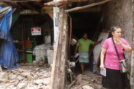 Hilda Laura Huerdo y Luis Alberto Herrera, dueños de la vivienda colapsada en el centro de la ciudad de  Veracruz, este miércoles, indicaron que no tienen a dónde ir, y por lo tanto tendrán que seguir viviendo en este sitio a pesar del peligro que representa.  