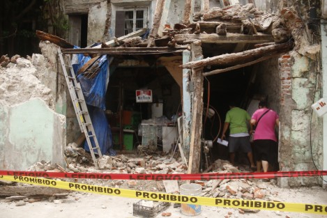Hilda Laura Huerdo y Luis Alberto Herrera, dueños de la vivienda colapsada en el centro de la ciudad de  Veracruz, este miércoles, indicaron que no tienen a dónde ir, y por lo tanto tendrán que seguir viviendo en este sitio a pesar del peligro que representa.