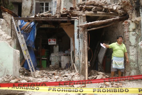Hilda Laura Huerdo y Luis Alberto Herrera, dueños de la vivienda colapsada en el centro de la ciudad de  Veracruz, este miércoles, indicaron que no tienen a dónde ir, y por lo tanto tendrán que seguir viviendo en este sitio a pesar del peligro que representa.