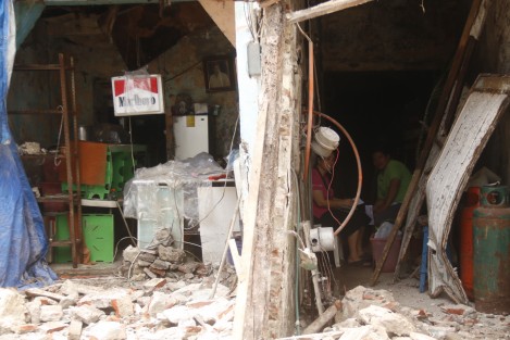 Hilda Laura Huerdo y Luis Alberto Herrera, dueños de la vivienda colapsada en el centro de la ciudad de  Veracruz, este miércoles, indicaron que no tienen a dónde ir, y por lo tanto tendrán que seguir viviendo en este sitio a pesar del peligro que representa.