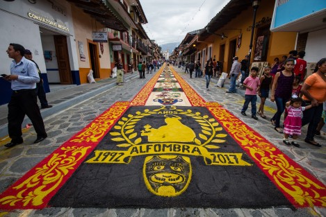 Conforme la tradición desde hace 25 años, los xiqueños cubren de colores su calle principal para el paso de su Santa Patrona, María Magdalena sobre los tapetes de aserrín. 