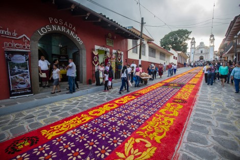 Conforme la tradición desde hace 25 años, los xiqueños cubren de colores su calle principal para el paso de su Santa Patrona, María Magdalena sobre los tapetes de aserrín. 
