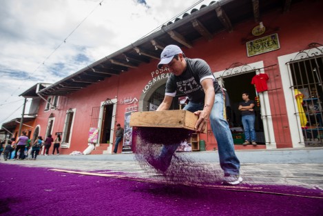 Conforme la tradición desde hace 25 años, los xiqueños cubren de colores su calle principal para el paso de su Santa Patrona, María Magdalena sobre los tapetes de aserrín. 