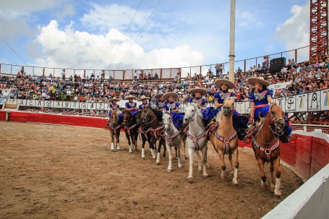 En la plaza de toros Alberto Balderas de Xico, Veracruz se llevó a la cabo la presentación de los Caballos Domecq y Escaramuzas como parte del programa de eventos artístiscos de la fiesta patronal en honor a Santa María Magdalena.