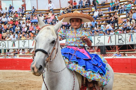 En la plaza de toros Alberto Balderas de Xico, Veracruz se llevó a la cabo la presentación de los Caballos Domecq y Escaramuzas como parte del programa de eventos artístiscos de la fiesta patronal en honor a Santa María Magdalena.