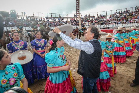 El gobernador del Estado, Miguel Angel Yunes Linares, apadrinó a las escaramuzas <em>Las Magdalenas de Xico</em> en la plaza de toros Alberto Balderas de aquel pueblo mágico. Ahí aseguró que sí habrá Xiqueñada pero sin maltrato animal. 