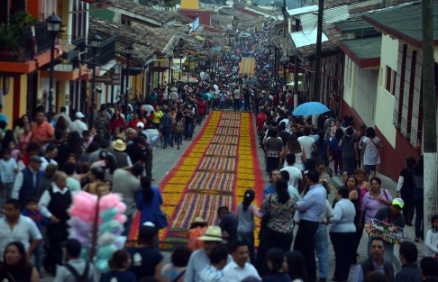 Miles  de visitantes y lugareños se dieron cita en Xico para admirar los tapetes de aserrín elaborados por los xiqueños en honor a su patrona, Santa María Magdalena. 
