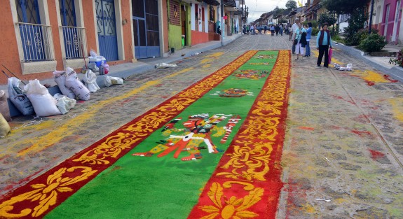 Miles  de visitantes y lugareños se dieron cita en Xico para admirar los tapetes de aserrín elaborados por los xiqueños en honor a su patrona, Santa María Magdalena. 