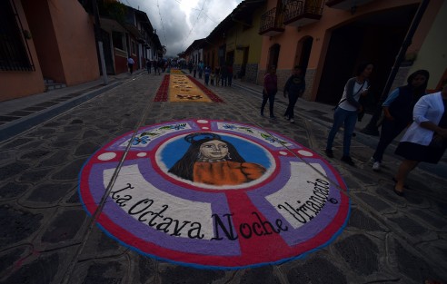 Efímeras obras de arte adornan el camino que la venerada imagen de la Magdalena recorre la noche del 19 de julio.