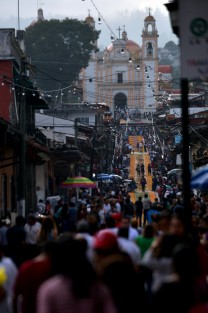 Miles de visitantes y lugareños se dieron cita en Xico para admirar los tapetes de aserrín elaborados por los xiqueños en honor a su patrona, Santa María Magdalena. 