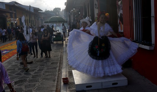 Miles de visitantes y lugareños se dieron cita en Xico para admirar los tapetes de aserrín elaborados por los xiqueños en honor a su patrona, Santa María Magdalena. 