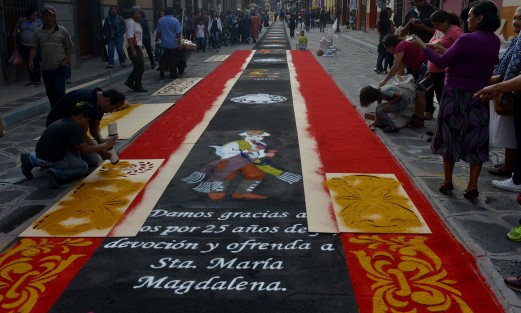 Miles de visitantes y lugareños se dieron cita en Xico para admirar los tapetes de aserrín elaborados por los xiqueños en honor a su patrona, Santa María Magdalena. 