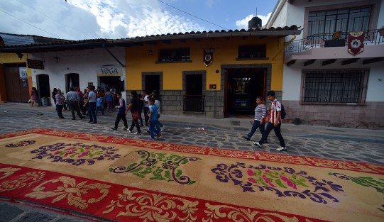 Miles de visitantes y lugareños se dieron cita en Xico para admirar los tapetes de aserrín elaborados por los xiqueños en honor a su patrona, Santa María Magdalena. 
