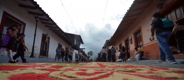 Miles de visitantes y lugareños se dieron cita en Xico para admirar los tapetes de aserrín elaborados por los xiqueños en honor a su patrona, Santa María Magdalena. 