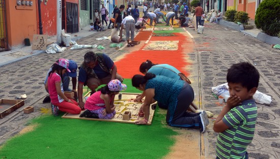 Miles de visitantes y lugareños se dieron cita en Xico para admirar los tapetes de aserrín elaborados por los xiqueños en honor a su patrona, Santa María Magdalena. 