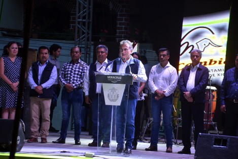 El gobernador Miguel Ángel Yunes Linares, en compañía del munícipe de Xico, Lorenzo Pozos, y del alcalde electo de Teocelo, Mario A. Chama Díaz, entre otras distinguidas personalidades, inauguraron formalmente la feria de Xico, a la cual llegan turistas nacionales e internacionales.