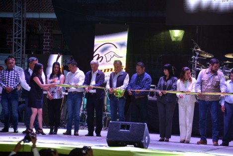 El gobernador Miguel Ángel Yunes Linares, en compañía del munícipe de Xico, Lorenzo Pozos, y del alcalde electo de Teocelo, Mario A. Chama Díaz, entre otras distinguidas personalidades, inauguraron formalmente la feria de Xico, a la cual llegan turistas nacionales e internacionales.