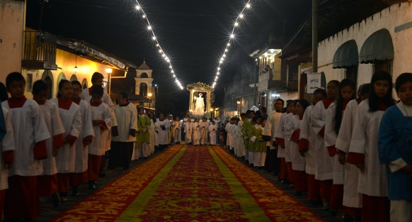 Cerca de las 10 de las noche la imagen de Santa María Magdalena fue paseada por la alfombra de aserrín que se elaboró  en honor. Devotos y turistas disfrutan de esta tradición.
