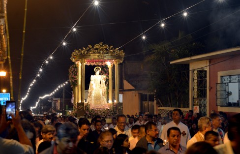 Cerca de las 10 de las noche la imagen de Santa María Magdalena fue paseada por la alfombra de aserrín que se elaboró  en honor. Devotos y turistas disfrutan de esta tradición.
