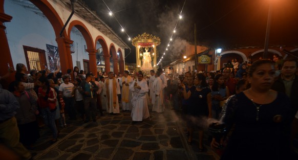 Cerca de las 10 de las noche la imagen de Santa María Magdalena fue paseada por la alfombra de aserrín que se elaboró  en honor. Devotos y turistas disfrutan de esta tradición.
