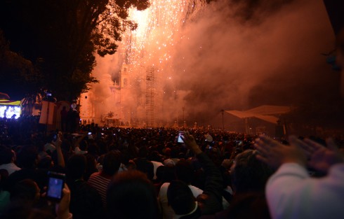 Los juegos pirectonicos son quemados previo al ingreso de la imagen de la Santa a la iglesia, donde posteriormente le cantan las mañanitas.