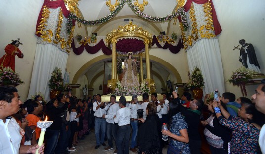 Los juegos pirectonicos son quemados previo al ingreso de la imagen de la Santa a la iglesia, donde posteriormente le cantan las mañanitas.