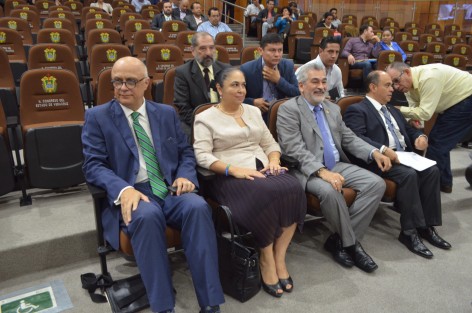 La Rectora de la Universidad Veracruzana, Sara Ladrón de Guevara, acompañada por colaboradores de la máxima casa de estudios, acudió a la sesión del Congreso local donde discute la autonomía presupuestal para esta institución educativa. 