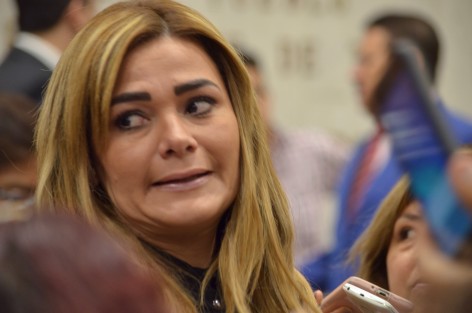 A través de redes sociales, la diputada Josefina Gamboa desmintió la versión de su salida de la bancada panista. <em>Usted no es mi vocero</em>, respondió a columnista. 