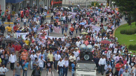 Integrantes del MMPV y la CNTE, del estado de Veracruz, y también de Chiapas y Oaxaca, marcharon desde la SEV hacia el Palacio Legislativo en contra de la Reforma Educativa. 