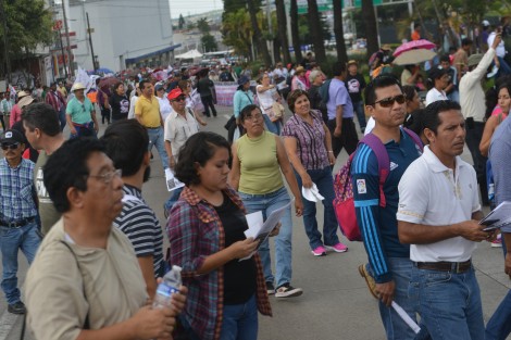 Integrantes del MMPV y la CNTE, del estado de Veracruz, y también de Chiapas y Oaxaca, marcharon desde la SEV hacia el Palacio Legislativo en contra de la Reforma Educativa. 