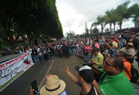 Los manifestantes de la CNTE -MMPV indicaron que su movilización es contra el Gobierno Federal y que solamente realizarían un mitin, sin embargo su presencia frente al Palacio  Legislativo provocó que se restringiera el acceso al recinto. 