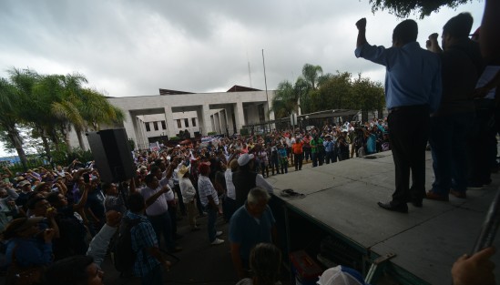 Integrantes del MMPV y la CNTE, del estado de Veracruz, y también de Chiapas y Oaxaca, marcharon desde la SEV hacia el Palacio Legislativo en contra de la Reforma Educativa.  Los manifestantes de la CNTE -MMPV indicaron que su movilización es contra el Gobierno Federal y que solamente realizarían un mitin, sin embargo su presencia frente al Palacio  Legislativo provocó que se restringiera el acceso al recinto. 