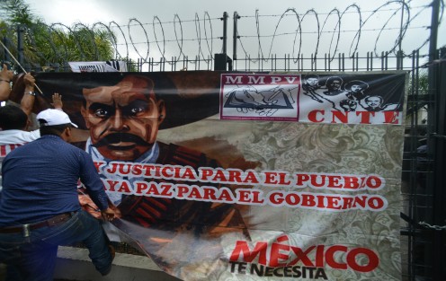Integrantes del MMPV y la CNTE, del estado de Veracruz, y también de Chiapas y Oaxaca, marcharon desde la SEV hacia el Palacio Legislativo en contra de la Reforma Educativa.  Los manifestantes de la CNTE -MMPV indicaron que su movilización es contra el Gobierno Federal y que solamente realizarían un mitin, sin embargo su presencia frente al Palacio  Legislativo provocó que se restringiera el acceso al recinto. 
