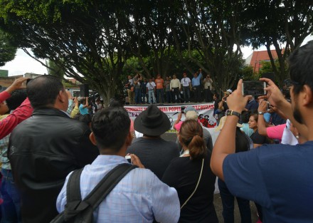 Integrantes del MMPV y la CNTE, del estado de Veracruz, y también de Chiapas y Oaxaca, marcharon desde la SEV hacia el Palacio Legislativo en contra de la Reforma Educativa.  Los manifestantes de la CNTE -MMPV indicaron que su movilización es contra el Gobierno Federal y que solamente realizarían un mitin, sin embargo su presencia frente al Palacio  Legislativo provocó que se restringiera el acceso al recinto. 