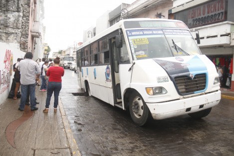 Un autobús de la ruta Boca del Río cayó en un hoyanco que se registró en la avenida Zaragoza en el centro histórico de la ciudad. En varias ocasiones esta avenida ha presentado hundimientos en diversos tramos provocando incluso el cierre parcial de la circulación por varios días.