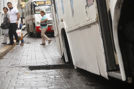 Un autobús de la ruta Boca del Río cayó en un hoyanco que se registró en la avenida Zaragoza en el centro histórico de la ciudad. En varias ocasiones esta avenida ha presentado hundimientos en diversos tramos provocando incluso el cierre parcial de la circulación por varios días.