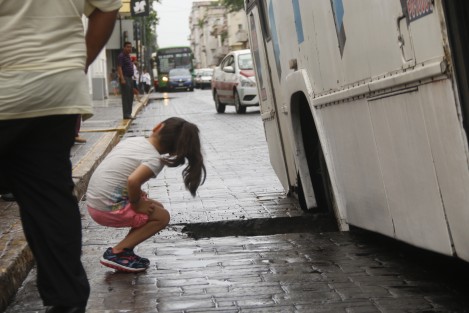 Un autobús de la ruta Boca del Río cayó en un hoyanco que se registró en la avenida Zaragoza en el centro histórico de la ciudad. En varias ocasiones esta avenida ha presentado hundimientos en diversos tramos provocando incluso el cierre parcial de la circulación por varios días. 