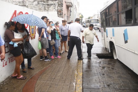 Un autobús de la ruta Boca del Río cayó en un hoyanco que se registró en la avenida Zaragoza en el centro histórico de la ciudad. En varias ocasiones esta avenida ha presentado hundimientos en diversos tramos provocando incluso el cierre parcial de la circulación por varios días. 