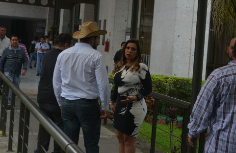 La diputada Mariana Dunyaska García y el diputado Zenyazen Escobar salieron de la sesión del Congreso para entablar diálogo con los manifestantes de la CNTE y el MMPV, sin embargo el ofrecimiento fue rechazado. Los manifestantes dijeron que la protesta era  contra el gobierno federal.