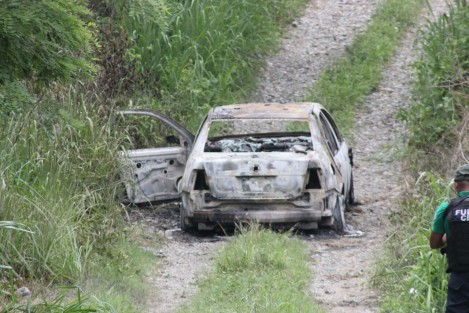 Los cuerpos calcinados de dos personas fueron hallados la tarde del miércoles en el interior de un automóvil que desconocidos incendiaran durante la madrugada en una brecha que se localiza en los alrededores del Barrio de Xico, municipio de Coatzintla, Ver.